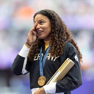 Kugelstoßerin Yemisi Ogunleye war nach dem Gewinn der Goldmedaille bei den Olympischen Spielen in Paris überwältigt. 