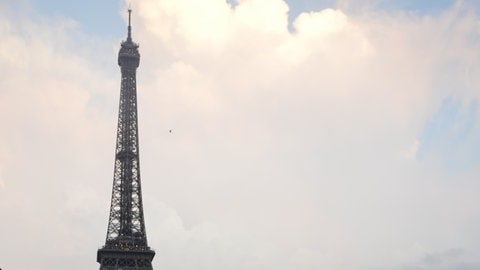 Spider Cam - fast unsichtbar neben dem Eiffelturm