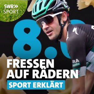 Emanuel Buchmann (Radsportler) auf dem Rad, im Hintergrund die Zahl 8.000 Kalorien