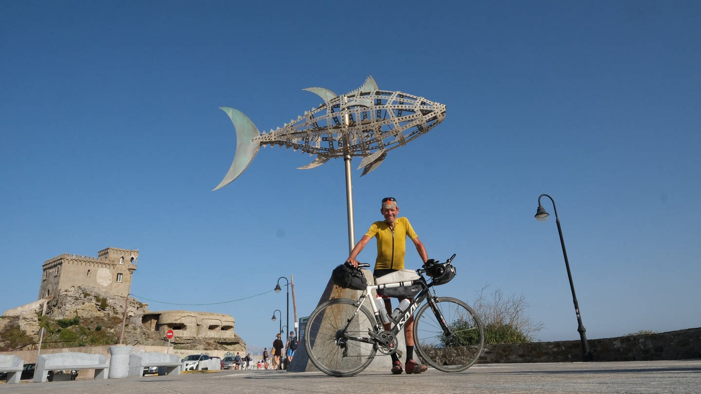 Radsportler Christian Englert im Ziel in Tarifa