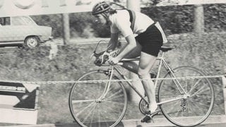 Radrennfahrerin Ingrid Persohn auf dem Rennrad beim Rennen "Rund um die Philippshalle" 1971 in Düsseldorf.