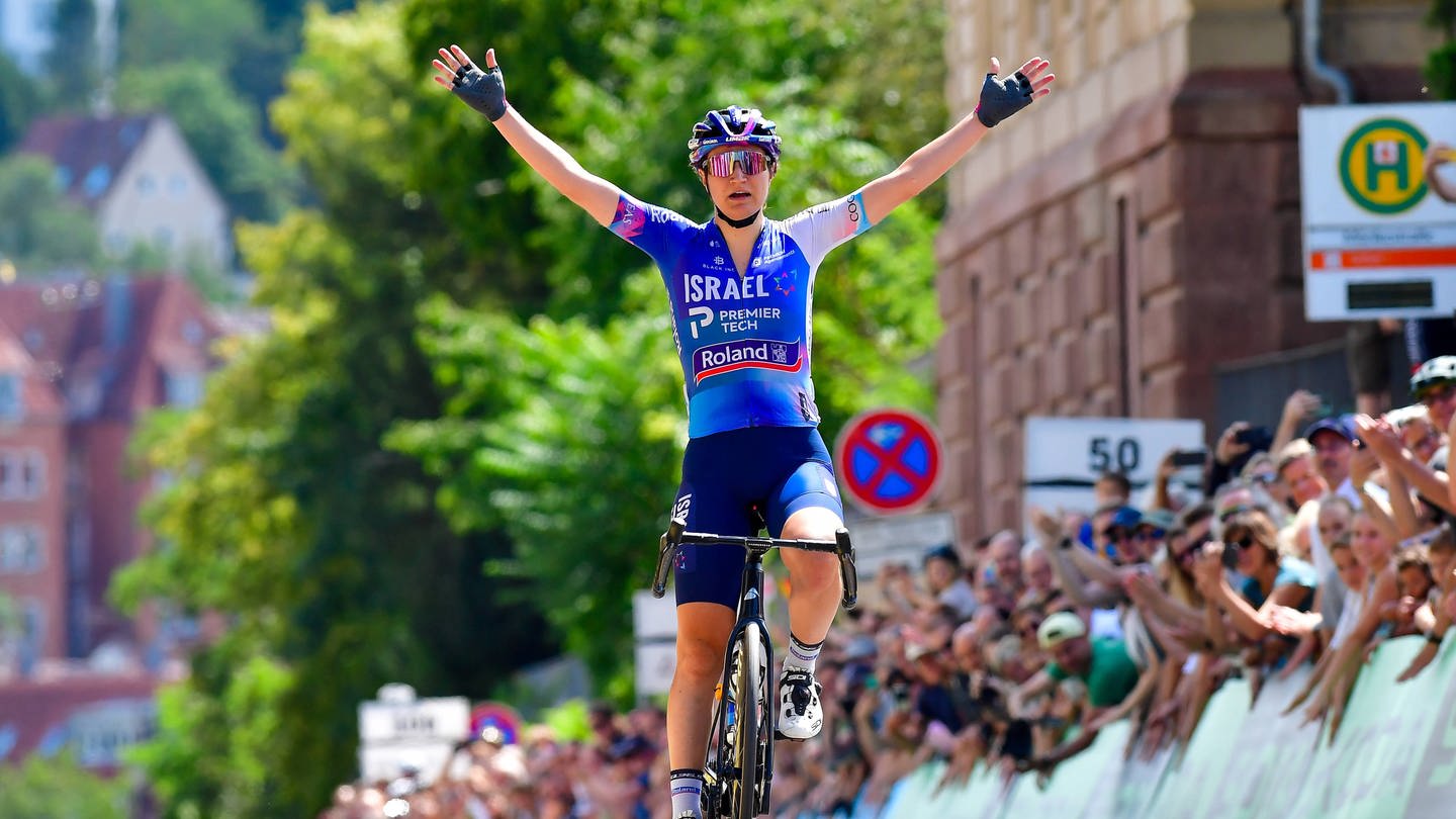 Elena Pirrone, Gewinnerin des Women's Cycling Grand Prix 2023, jubelt auf der Ziellinie.