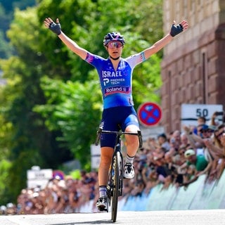 Elena Pirrone, Gewinnerin des Women's Cycling Grand Prix 2023, jubelt auf der Ziellinie.