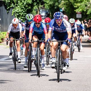Elena Pirrone und andere Fahrerinnen beim Women's Cycling Grand Prix 2024