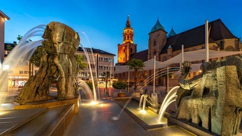 Kilianskirche und Komödiantenbrunnen auf dem Kiliansplatz in Heilbronn.