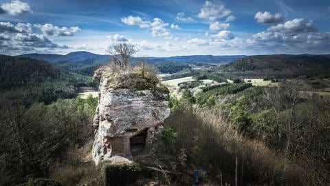 Der Westfelsen mit Steinkammer der Burgruine Drachenfels im Biosphärenreservat Pfälzerwald von oben.