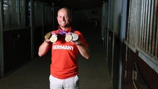 Vielseitigkeitsreiter Michael Jung präsentiert seine Medaillen von den Olympischen Spielen 1012 in London und von den Olympischen Spielen 2016 in Rio de Janeiro.