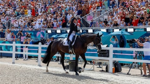 Isabell Werth kann ihr Glück kaum fassen: Bei den Olympischen Spielen von Paris gewinnt sie mit Stute Wendy vor 15.000 Zuschauern Silber in der Kür.