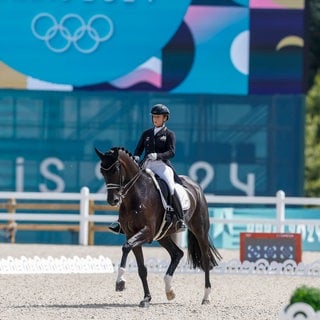 Dressurreiterin Isabell Werth bei den Olympischen Spielen 2024 in Paris: Auf Wendy de Fontaine tanzt sie zu Team-Gold und Einzel-Silber.