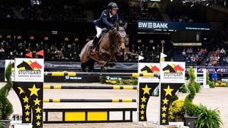 Hans-Dieter Dreher siegt auf Stute Forpleasuer du Moulin im BW-Bank Hallenchampionat bei den Stuttgart German Masters.