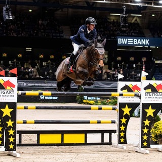 Hans-Dieter Dreher siegt auf Stute Forpleasuer du Moulin im BW-Bank Hallenchampionat bei den Stuttgart German Masters.