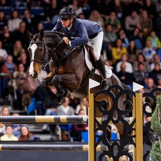 Der Schweizer Steve Guerdat hat das German Master der Springreiter 2024 in der Stuttgarter Hanns-Martin-Schleyer-Halle gewonnen.