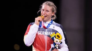 Aline Rotter-Focken mit ihrer Goldmedaille bei den Olympischen Spielen in Tokio