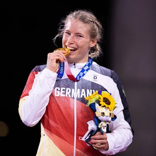 Aline Rotter-Focken mit ihrer Goldmedaille bei den Olympischen Spielen in Tokio