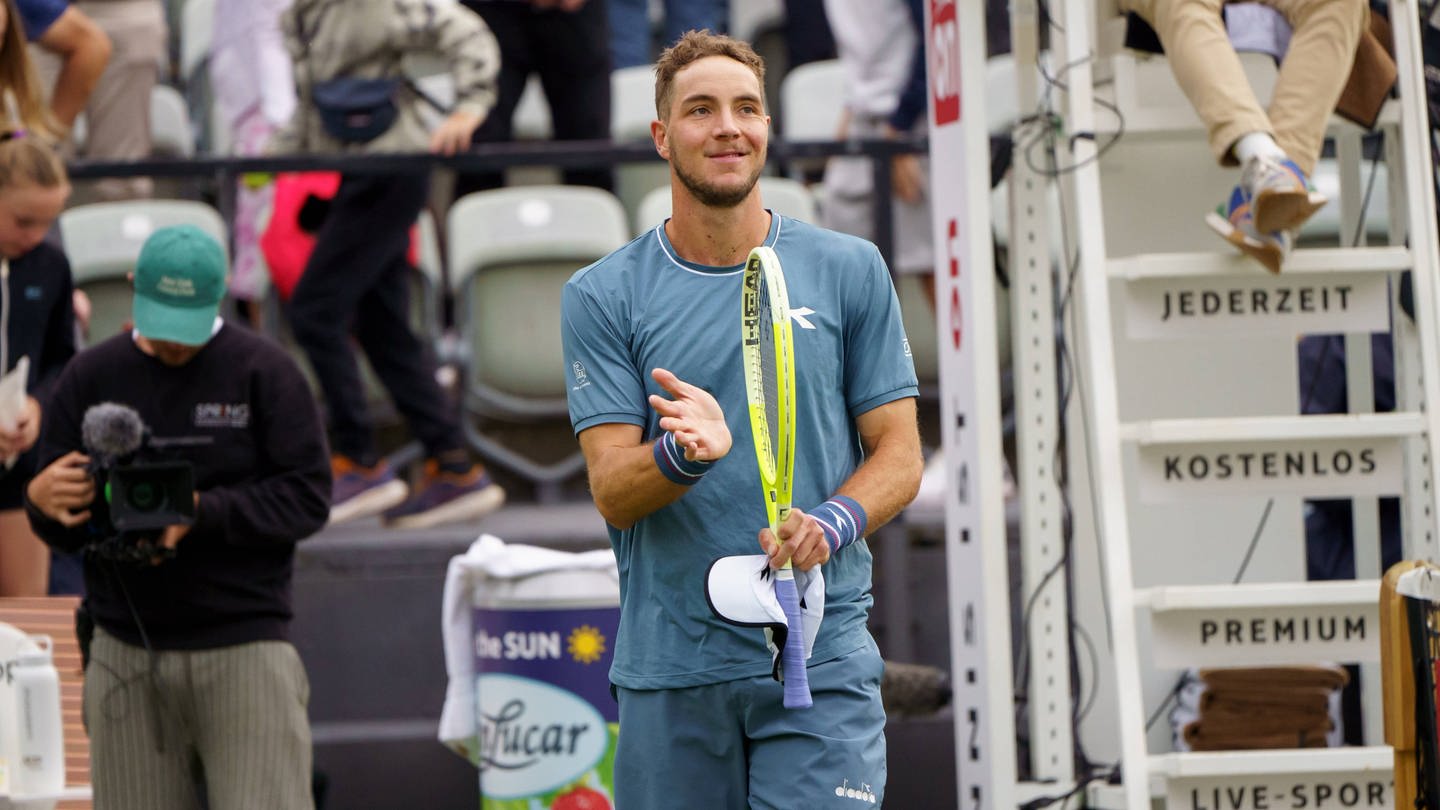 Der deutsche Tennis-Spieler Jan-Lennard Struff ist bei den Boss Open in Stuttgart in das Viertelfinale eingezogen.