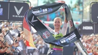 Laura Philipp jubelt bei den Triathlon Weltmeisterschaften 2024 in Nizza über den WM-Titel