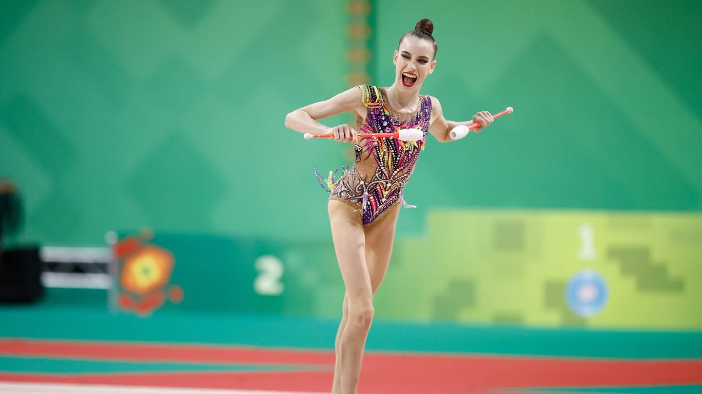 Darja Varfolomeev bei ihrer Goldübung mit den Kegeln bei der WM 2022.
