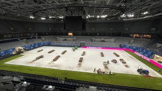 Rollrasen wird in der SAP Arena verlegt.