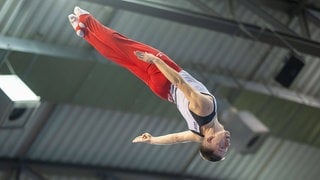 Fabian Vogel in der Luft beim Trampolinturnen