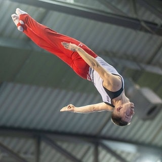 Fabian Vogel in der Luft beim Trampolinturnen