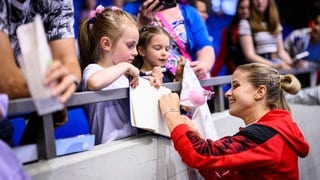 Elisabeth Seitz unterschreibt Autogramme für Kinder. 