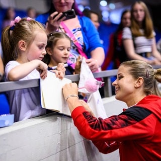 Elisabeth Seitz unterschreibt Autogramme für Kinder. 