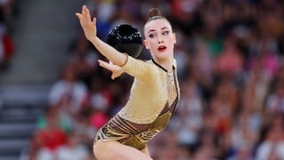 Darja Varfolomeev im olympischen Finale von Paris mit dem Ball.