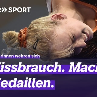 Turnerin liegt mit schmerzverzerrtem Gesicht auf dem Boden. Darauf die Aufschrift "Missbrauch. Macht. Medaillen."