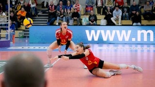 Die Neuwieder Diagonalspielerin Laura Broekstra macht sich lang, um den Ball zu erreichen.