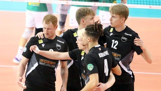 Volleyballer der FT 1844 Freiburg jubeln über Punkt