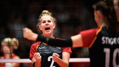 Volleyballspielerin Pia Kästner jubelt im Trikot der Nationalmannschaft.