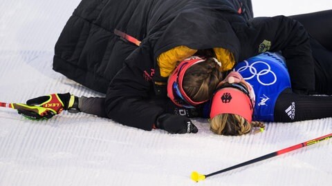 Katharina Hennig (l.) umarmt die erschöpft am Bodenliegende Victoria Carl (r.).