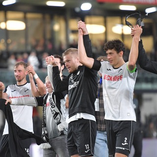 Jubelnde Spieler nach Abpfiff - der SV Sandhausen ist seit 10 Spielen ungeschlagen