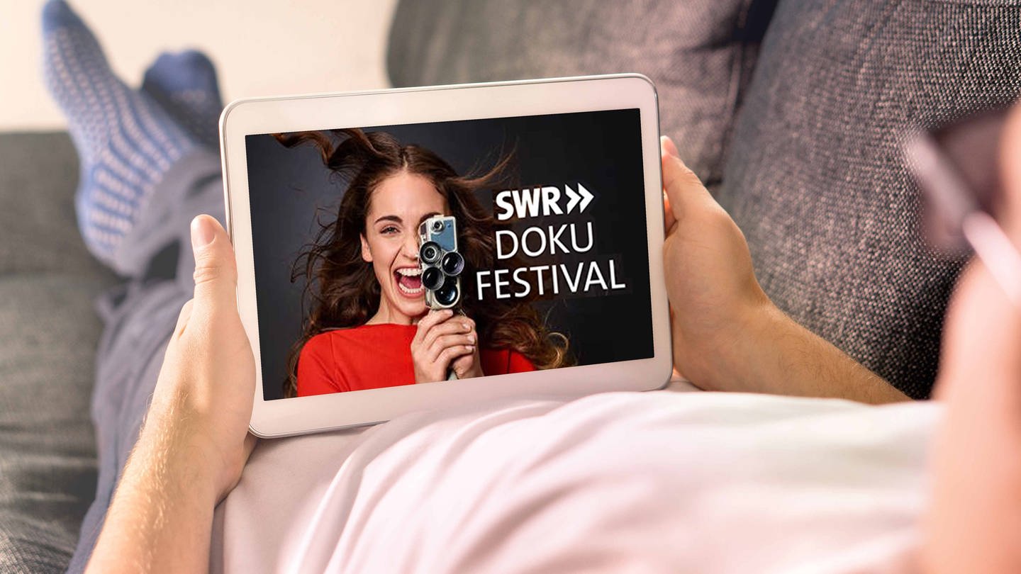 SWR Doku Festival online: Mann liegt auf Couch und schaut sich die Onlineseite an