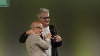 Volker Schlöndorff übergibt den Ehrenpreis an Wim Wenders