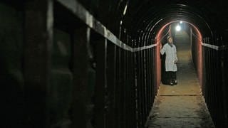 Dr. Amani Ballour in den Gängen der Klinik „The Cave“ im Untergrund