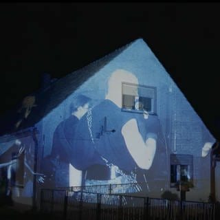 Lichtshow auf einer Häuserfassade im Dorf Lugau