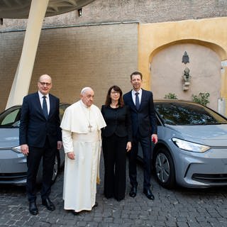Fahrzeugübergabe von zwei Volkswagen-E-Autos mit Papst Franziskus im Vatikan.