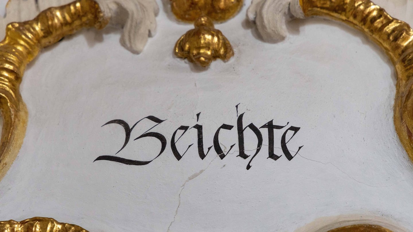 Schild im Kloster Andechs: der oberbayerische Wallfahrtsort, Benediktinerkloster und Brauereibetrieb Kloster Andechs auf der Heilige Berg .