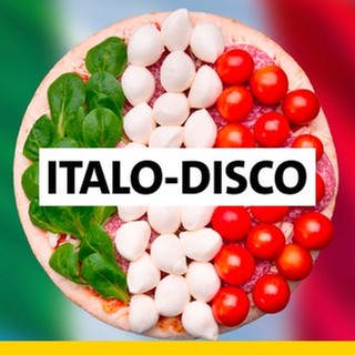 SWR1 Italo-Disco - die größten Hits aller Zeiten aus dem sonnigen Italien. Der Schriftzug "Italo-Disco" schwebt über einer Pizza, die mit grünem Spinat, weißem Mozarella und roten Tomaten belegt ist - den italienischen Nationalfarben