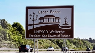 Infotafel "Baden-Baden UNESCO-Welterbe The Great Spa Towns of Europe" an der Autobahn