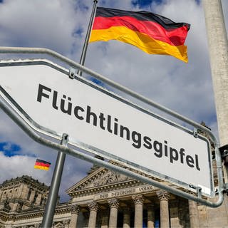 Foto mit Composing als Symbolbild für das kommende Gipfeltreffen zwischen Bund und Ländern zur steigenden Problematik bei der Unterbringung und den Kosten bei Flüchtlingen.