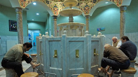 Muslime sitzen am Dienstag (30.09.2008) in einem Waschraum in der Yavuz Sultan Selim Moschee in Mannheim. Das waschen vor einem Gebet gehört zum religiösen Ritual der gläubigen Moslems. Am Freitag (3.10.) wird in Deutschland der Tag der offenen Moschee begangen. Nach Angaben des Zentralrats der Muslime sind bis zu 1000 Moscheen daran beteiligt. ...
