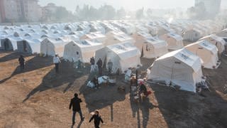 Zelte, der türkischen Katastrophenschutzbehörde AFAD, stehen für die von den Erdbeben betroffenen Menschen bereit. Knapp eine Woche nach dem verheerenden Erdbeben am 06.02.2023 in der türkisch-syrischen Grenzregion steigt die Zahl der Opfer weiter an.