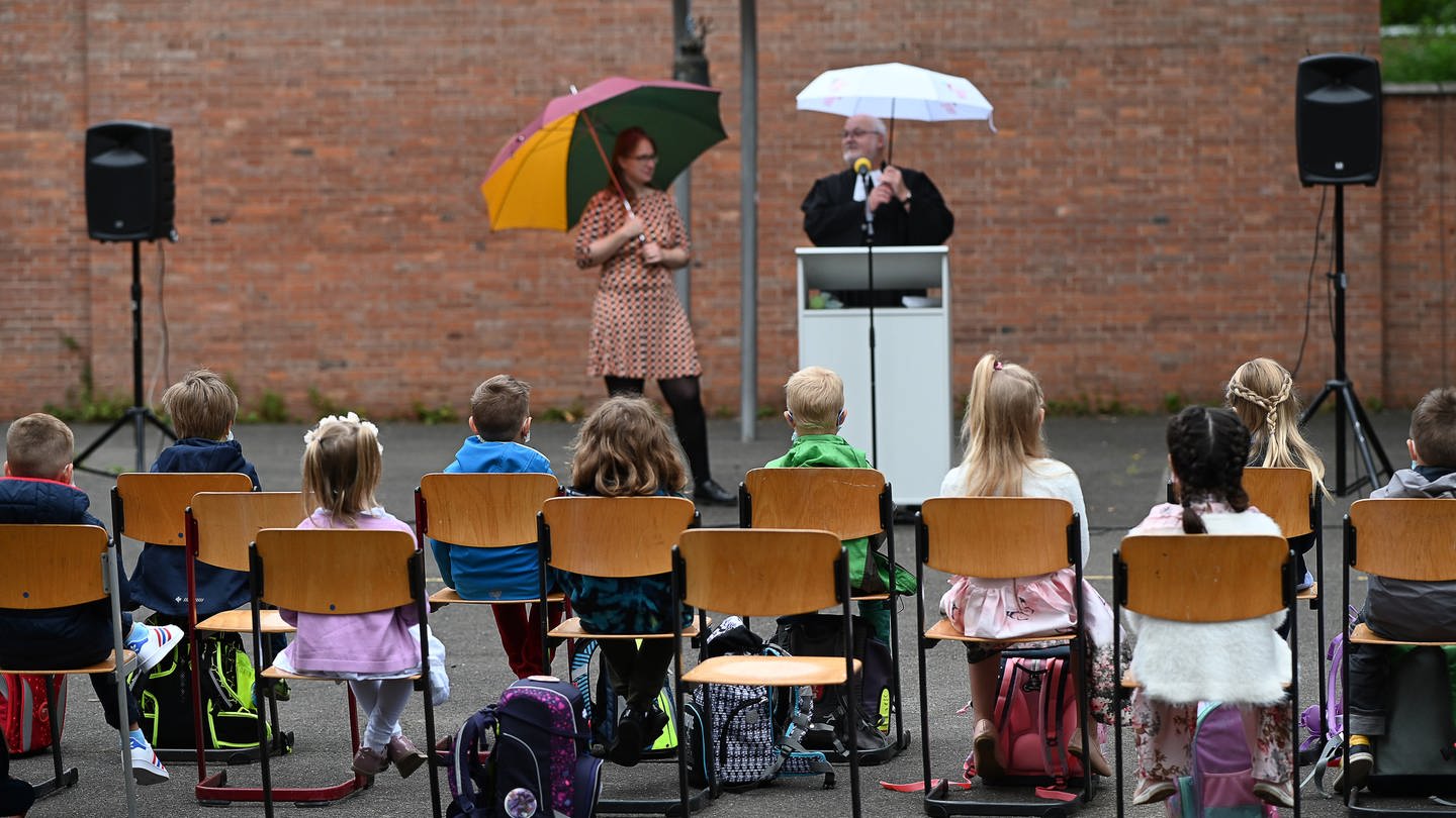 Grundschüler sitzen während des Gottesdienstes bei der Einschulung in die Grundschule Herman-Nohl-Schule auf ihren Plätzen.