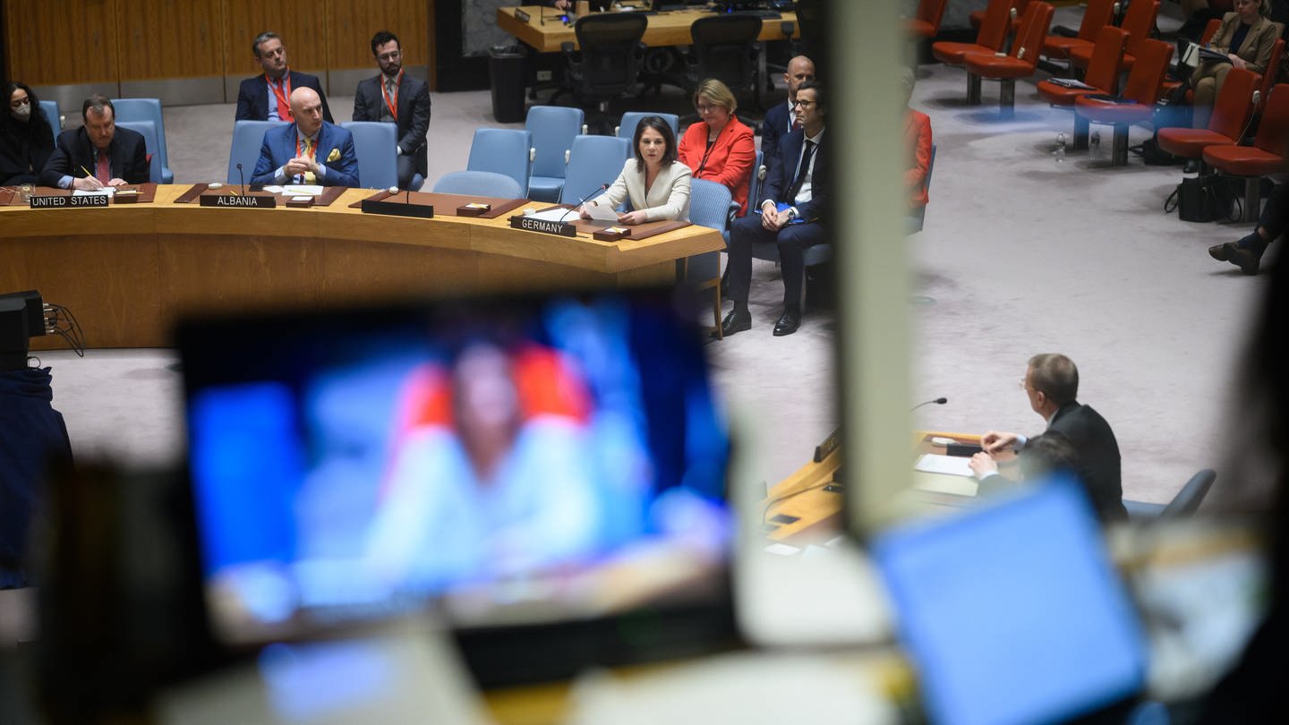 Annalena Baerbock (Bündnis 90/Die Grünen, M), Außenministerin, spricht bei der Sondersitzung des Sicherheitsrates der Vereinten Nationen (UN). Rund um den Jahrestag des Beginns des russischen Überfalls auf die Ukraine treffen sich die UN-Vollversammlung und der UN-Sicherheitsrat zu Sondersitzungen im UN-Hauptquartier in New York.