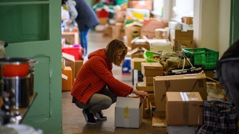 Ehrenamtliche Helfer sortieren in einer ehemaligen Schule gespendete Haushaltswaren. In dem leerstehenden Gebäude war die Spendenstelle der Stadt Dessau-Roßlau eingerichtet worden. Die ehrenamtlichen Helfer sortieren und verpacken die Spenden, um sie danach an Familien zu verteilen, die wegen dem Krieg aus der Ukraine fliehen mussten.