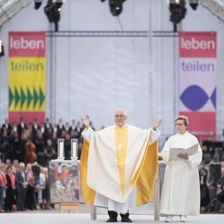 Gebhard Fürst (l), Bischof der Diözese Rottenburg-Stuttgart, und Margret Schäfer-Krebs, Zermoniarin, nehmen an der Eucharistiefeier des Katholikentags teil.