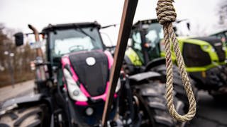An einem Traktor auf einer Demonstration des Deutschen Bauernverbandes unter dem Motto "Zu viel ist zu viel! Jetzt ist Schluss!" hängt eine Schlinge. Anlass sind die Pläne der Bundesregierung, den Agrardiesel und die Kfz-Steuerbefreiung für die Land- und Forstwirtschaft zu streichen.