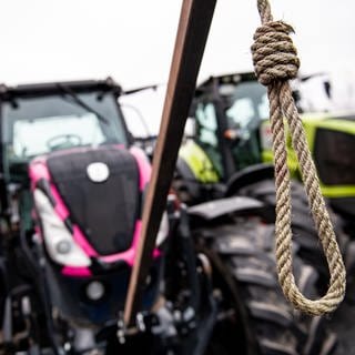 An einem Traktor auf einer Demonstration des Deutschen Bauernverbandes unter dem Motto "Zu viel ist zu viel! Jetzt ist Schluss!" hängt eine Schlinge. Anlass sind die Pläne der Bundesregierung, den Agrardiesel und die Kfz-Steuerbefreiung für die Land- und Forstwirtschaft zu streichen.